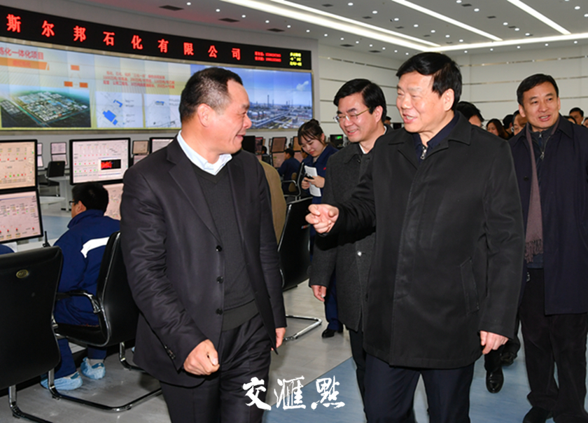 在斯尔邦石化有限公司，娄勤俭认真听取石化产业集群发展情况介绍。交汇点记者 肖勇