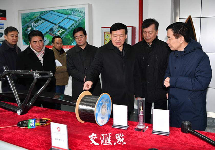 娄勤俭在中复神鹰碳纤维有限责任公司了解情况。