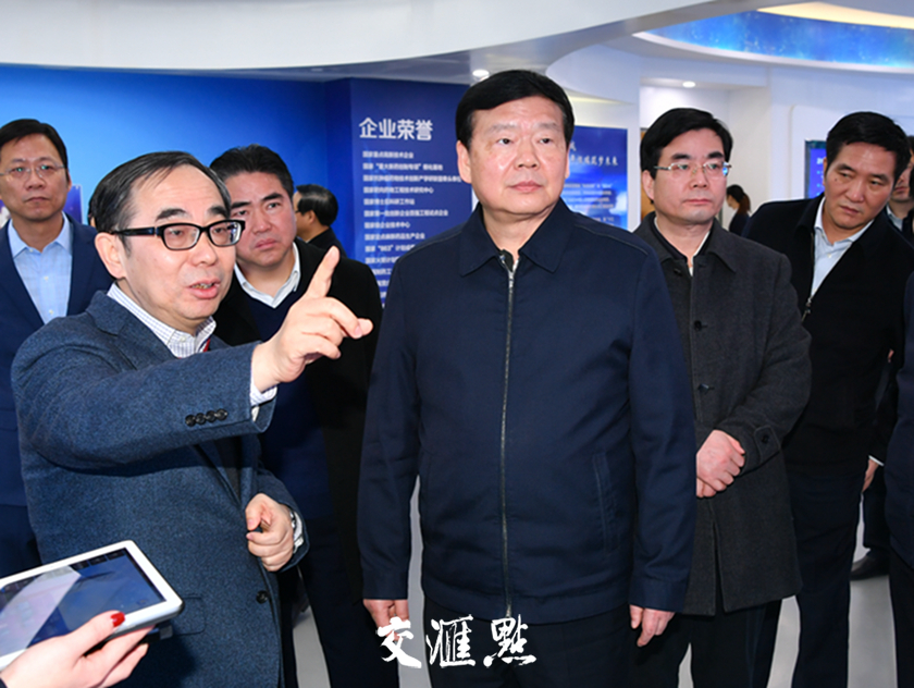 2月5日至6日，省委书记娄勤俭在连云港调研。图为娄勤俭正在详细了解恒瑞医药从新药发展到临床研究的创新体系。交汇点记者 肖勇 摄